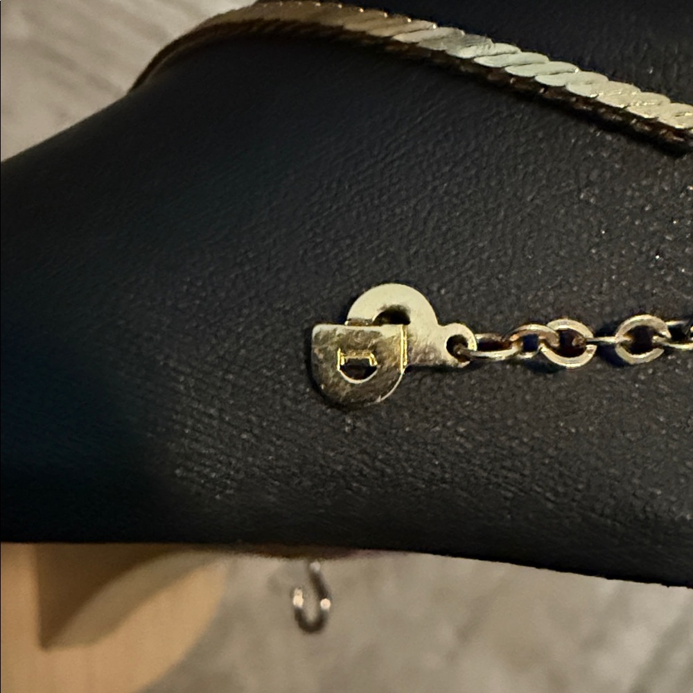 Stunning Vintage DIOR Gold Triangle Pendant Necklace - Picture 5 of 7